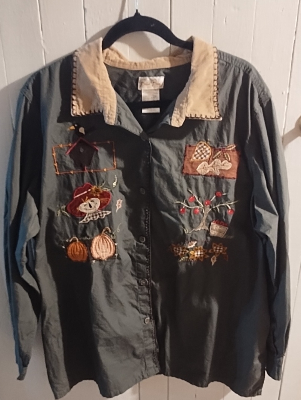 Bobbie Brooks Like NewEmbroidered Green Women's Button-Up Shirt with Tan Collar